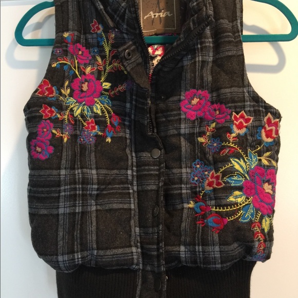 Embroidered vest - Picture 2 of 4